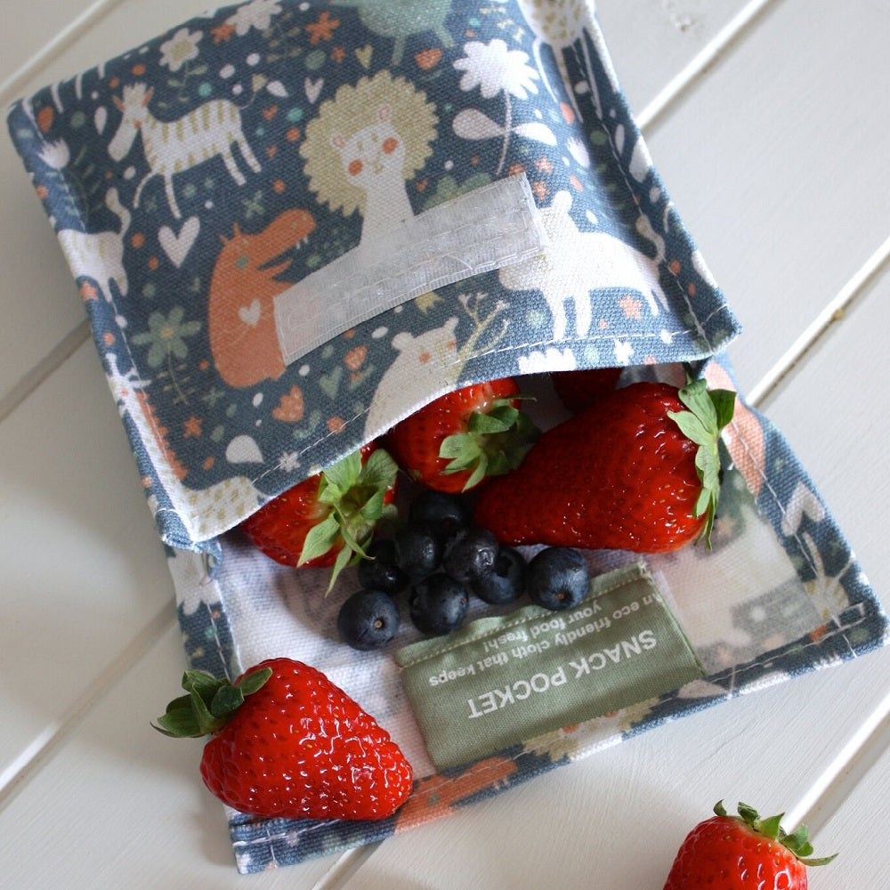 4MyEarth Snack Pocket Animals with strawberries and blueberries