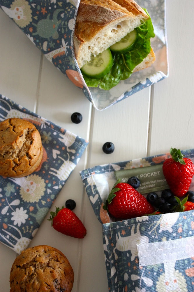 4MyEarth Snack Pocket Animals with strawberries and blueberries