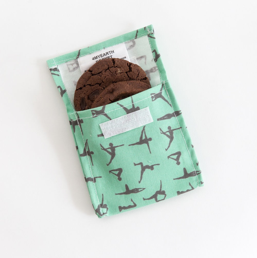 4MyEarth Snack Pocket Jade Yoga with chocolate biscuits 