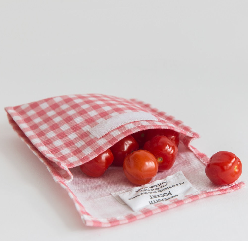 4MyEarth Snack Pocket Red Gingham with cherry tomatoes